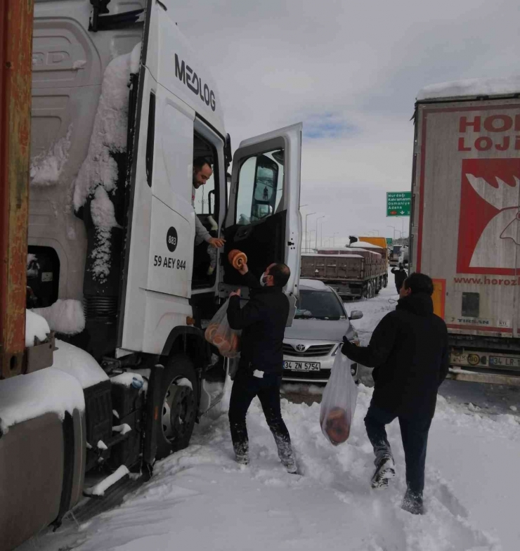 Otoyolda Kalanlara Kumanya Dağıtıldı