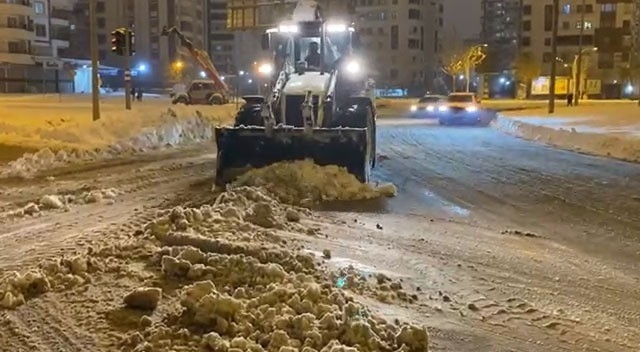 Diyarbakır’da Kar Mücadelesi Aralıksız Sürüyor