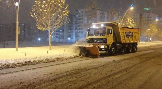 Diyarbakır’da Kar Mücadelesi Aralıksız Sürüyor