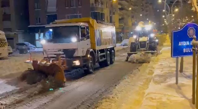 Diyarbakır’da Kar Mücadelesi Aralıksız Sürüyor