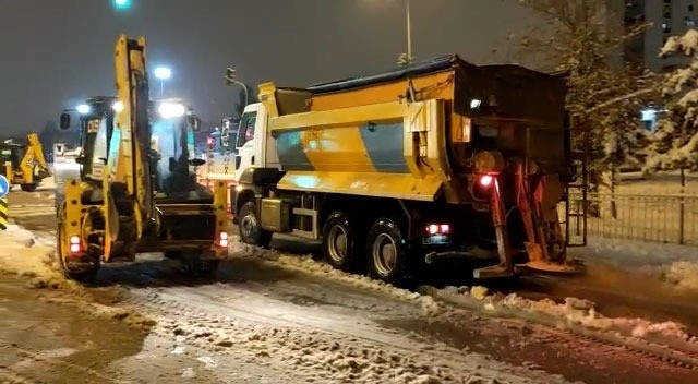 Diyarbakır’da Kar Mücadelesi Aralıksız Sürüyor