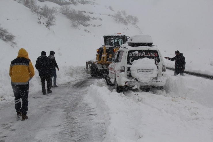 Kulp’ta Ambulanslar Karda Mahsur Kaldı