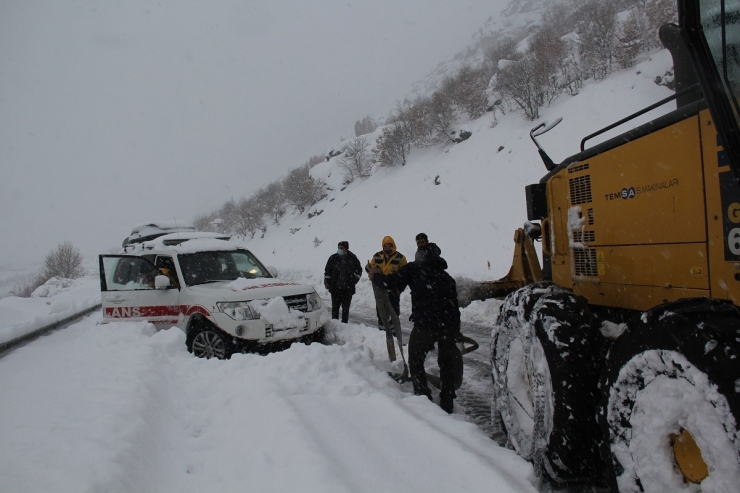 Kulp’ta Ambulanslar Karda Mahsur Kaldı