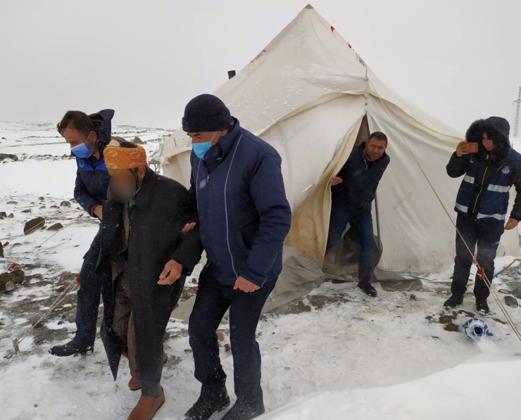 Diyarbakır Büyükşehir Belediyesi Çadırda Yaşayan Yaşlı Vatandaşa Yardım Eli Uzattı