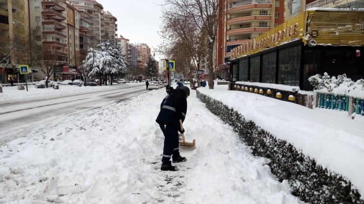 Diyarbakır’da Kaldırımlarda Kar Temizleme Çalışması