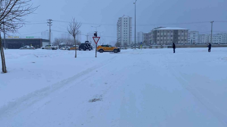 Diyarbakır Kara Teslim, Araçlar Yollarda Kaldı