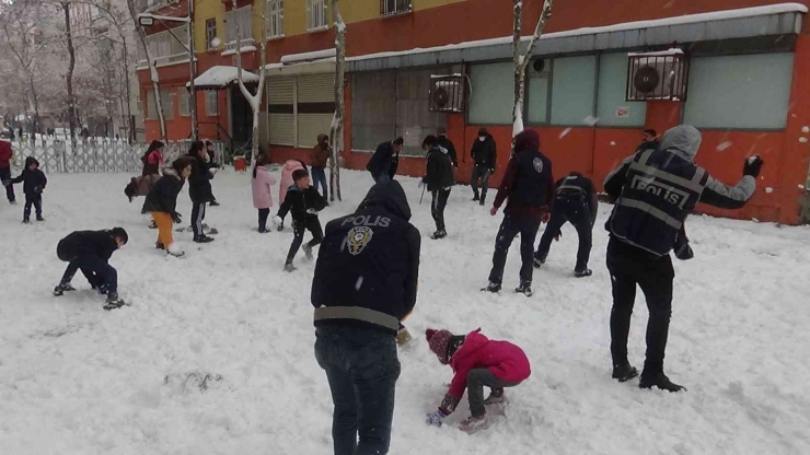 Diyarbakır’da Polis Ve Çocuklar Kar Topu Oynadı, Vatandaşlar İse Halay Çekti