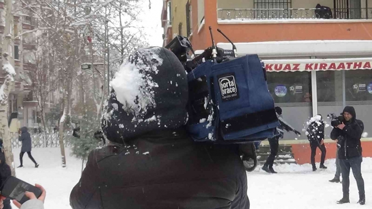 Diyarbakır’da Polis Ve Çocuklar Kar Topu Oynadı, Vatandaşlar İse Halay Çekti