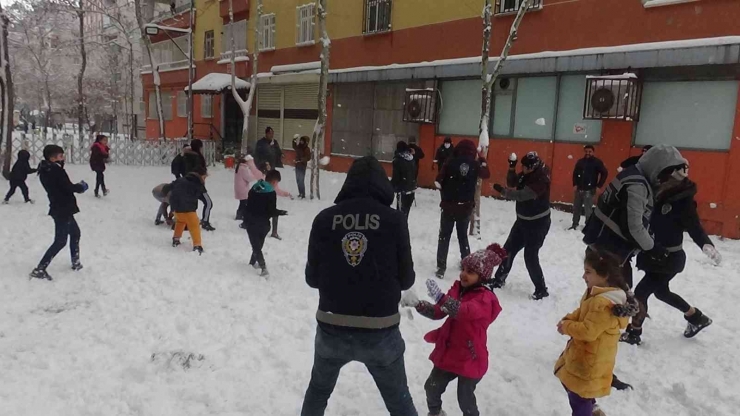 Diyarbakır’da Polis Ve Çocuklar Kar Topu Oynadı, Vatandaşlar İse Halay Çekti