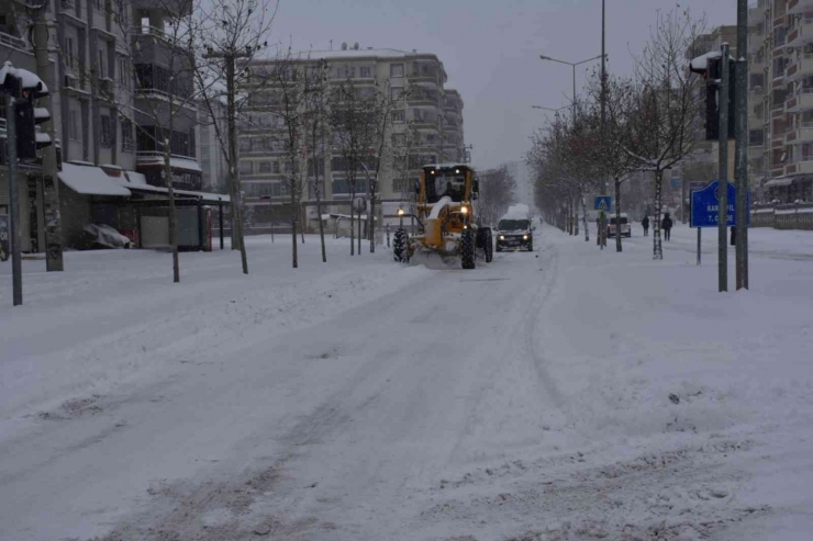 Başkan Beyoğlu Kar Temizleme Çalışmalarına Katıldı