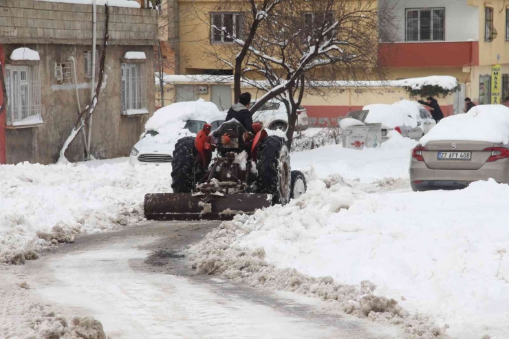 Gaziantep’te Vatandaş Traktörüyle Karları Temizledi