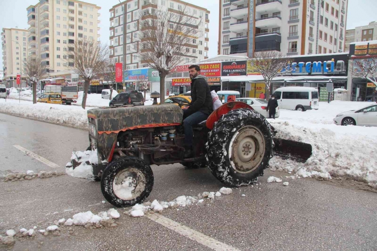 Gaziantep’te Vatandaş Traktörüyle Karları Temizledi