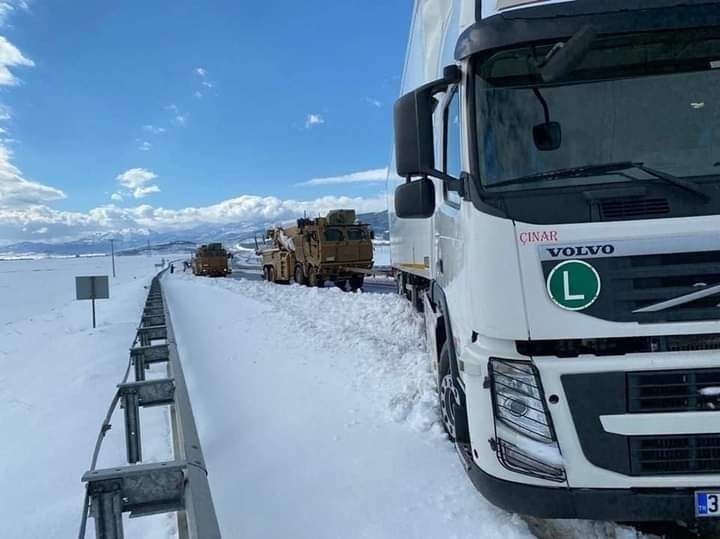 Otoyolda Mahsur Kalanlar İçin Havadan Karadan Kurtarma Çalışması Yürütülüyor