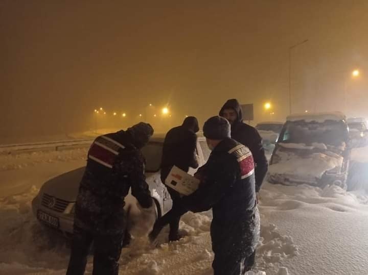 Otoyolda Mahsur Kalanlar İçin Havadan Karadan Kurtarma Çalışması Yürütülüyor