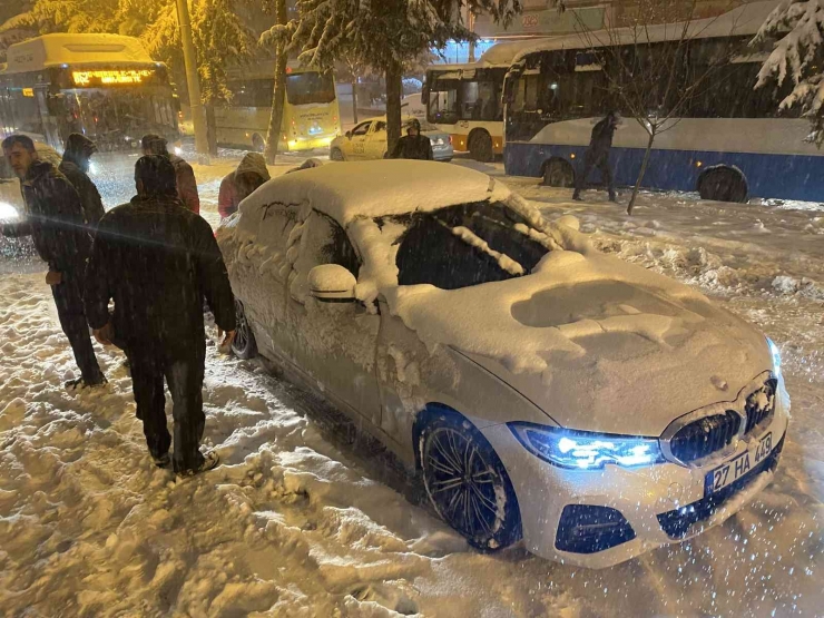 Gaziantep’te Kar Trafiği Durdurdu