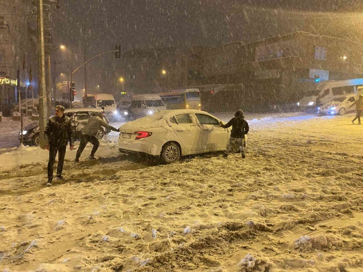 Gaziantep’te Kar Trafiği Durdurdu