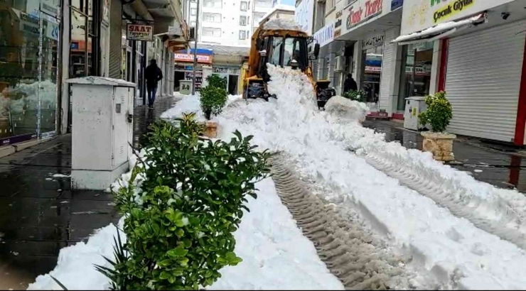 Gaziantep’te Kardan Çatılar Çöktü, Ağaçlar Kırıldı