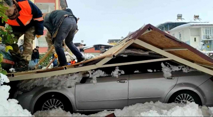 Gaziantep’te Çatı Çöktü, 20 Araç Hasar Gördü