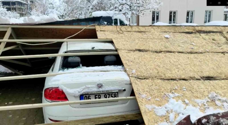 Gaziantep’te Çatı Çöktü, 20 Araç Hasar Gördü