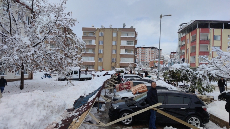 Gaziantep’te Çatı Çöktü, 20 Araç Hasar Gördü