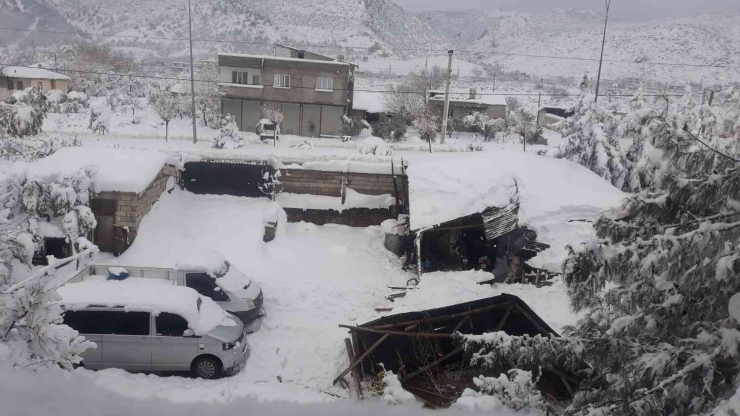 Gaziantep’te Çatı Çöktü, 20 Araç Hasar Gördü