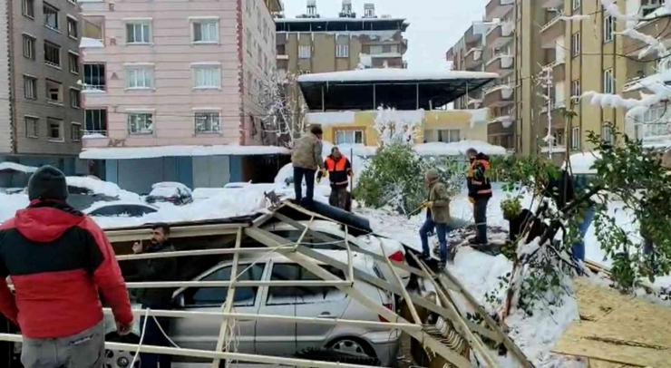 Gaziantep’te Çatı Çöktü, 20 Araç Hasar Gördü