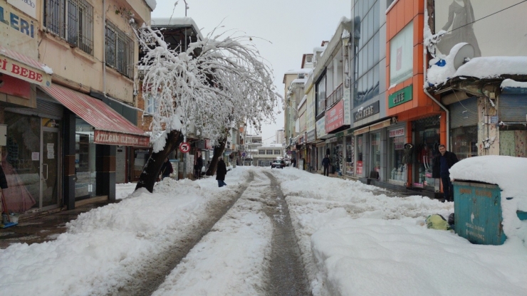 Gaziantep’te Yoğun Kar Yağışı Hayatı Durma Noktasına Getirdi