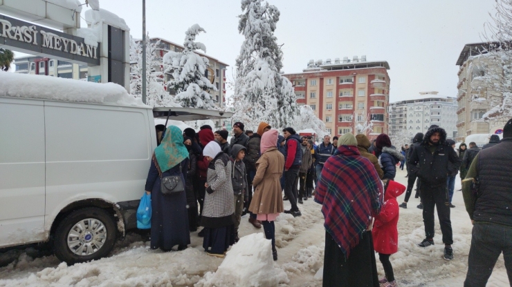 Gaziantep’te Yoğun Kar Yağışı Hayatı Durma Noktasına Getirdi