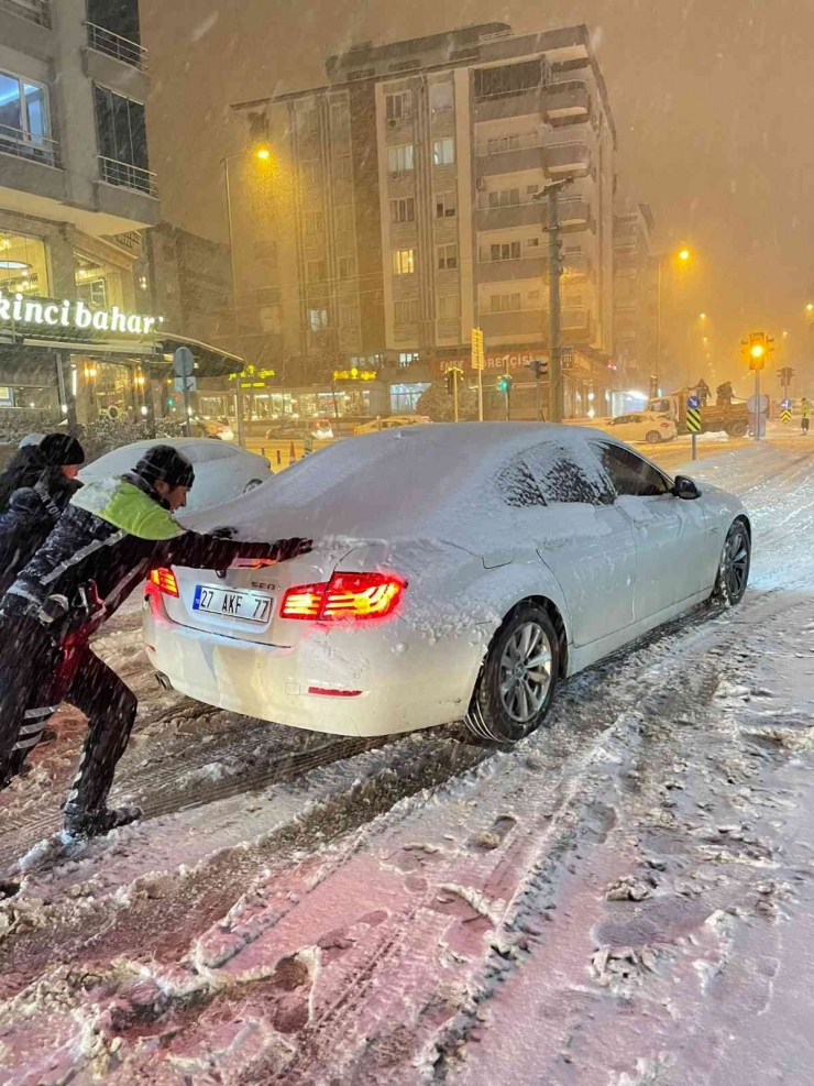 Toma’lar Kar Küredi, Trafik Polisleri Yolda Kalan Araçlara Yardım Etti