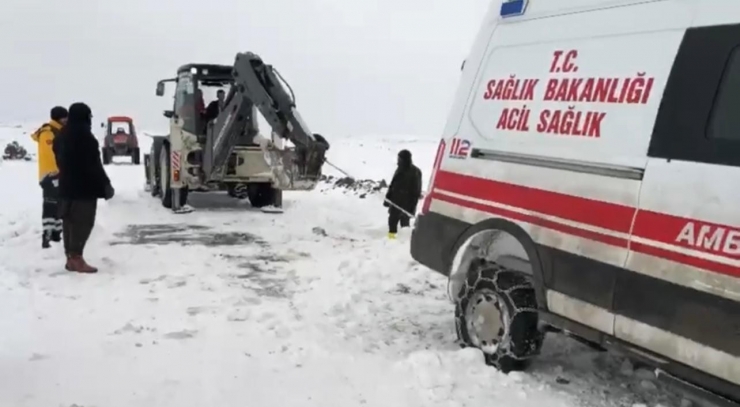 Hasta Almaya Giden Sağlık Ekipleri Karda Mahsur Kaldı