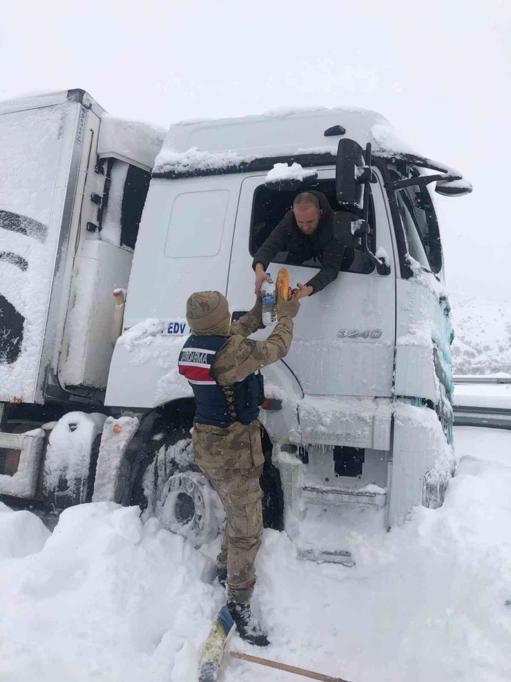 Jandarmadan Karda Yolda Kalanlara Yardım