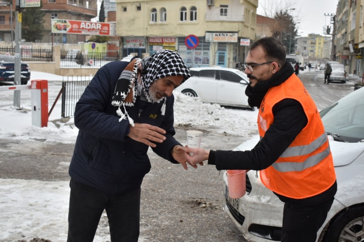 Karla Mücadelede Gönüllülerden Sıcak Çorba