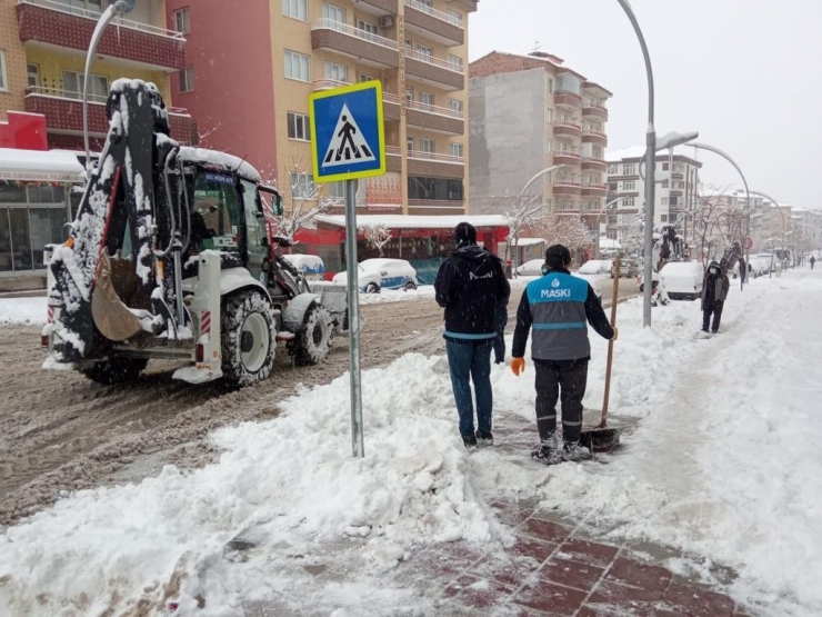 Malatya’da Karla Mücadele Sürüyor