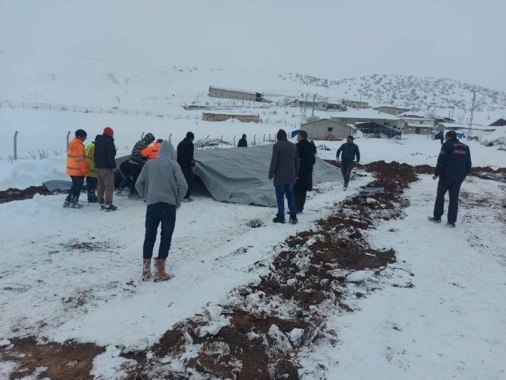 Kar Nedeniyle Çöken Ahılda 20 Küçükbaş Hayvan Telef Oldu