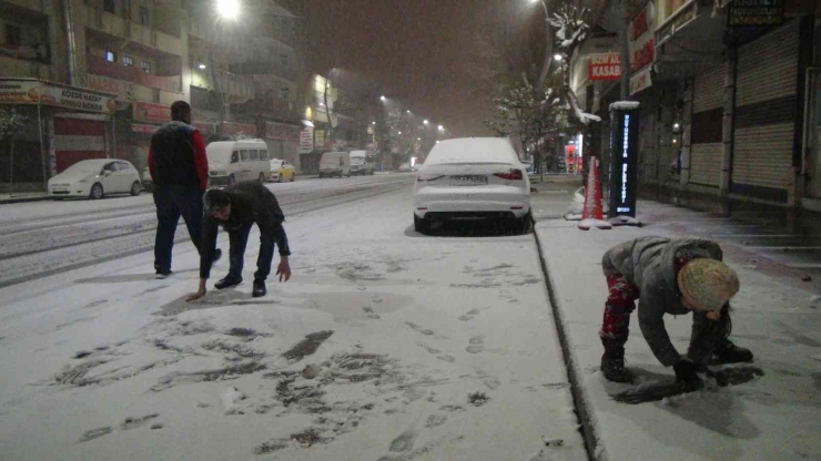 Şanlıurfa’da Kar Kimine Eğlence Kimine Çile Oldu