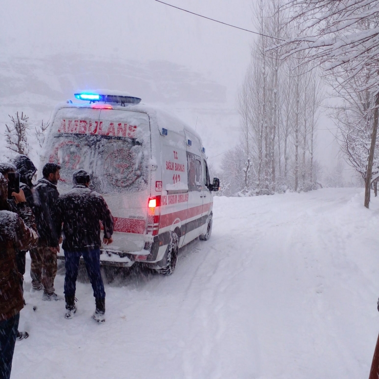 Şırnak-hakkari Karayolu Ulaşıma Kapandı, Hastalar Yolda Kaldı