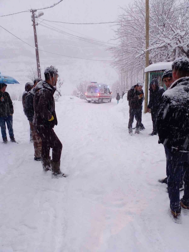 Şırnak-hakkari Karayolu Ulaşıma Kapandı, Hastalar Yolda Kaldı