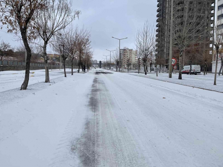 Siverek’te Yoğun Kar Ve Tipi Hayatı Durma Noktasına Getirdi