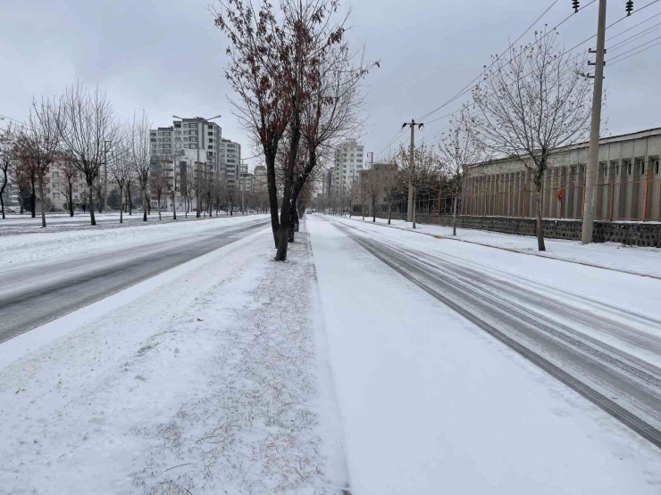 Siverek’te Yoğun Kar Ve Tipi Hayatı Durma Noktasına Getirdi