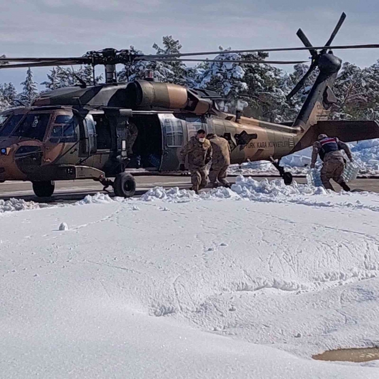 Otoyolda Mahsur Kalanlar İçin 2 Helikopter Tahsis Edildi