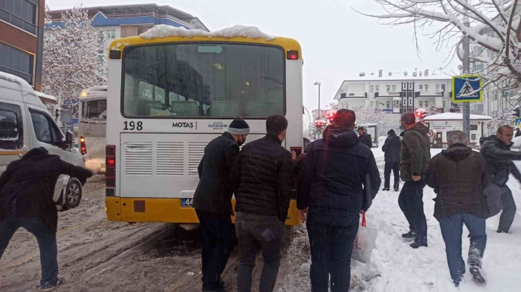 Belediye Otobüsü Yolda Kalınca İş Yolculara Düştü