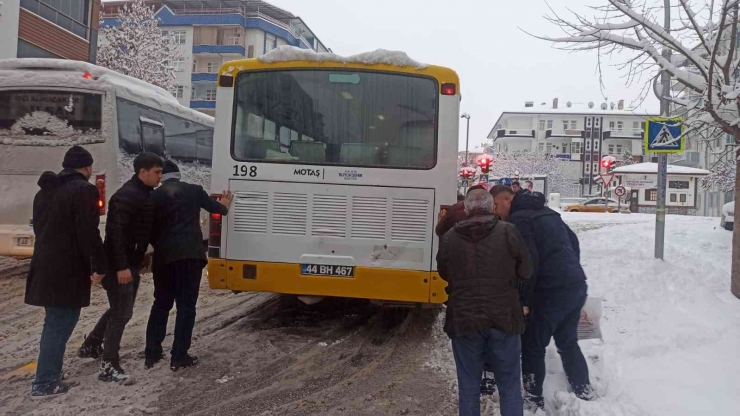 Belediye Otobüsü Yolda Kalınca İş Yolculara Düştü