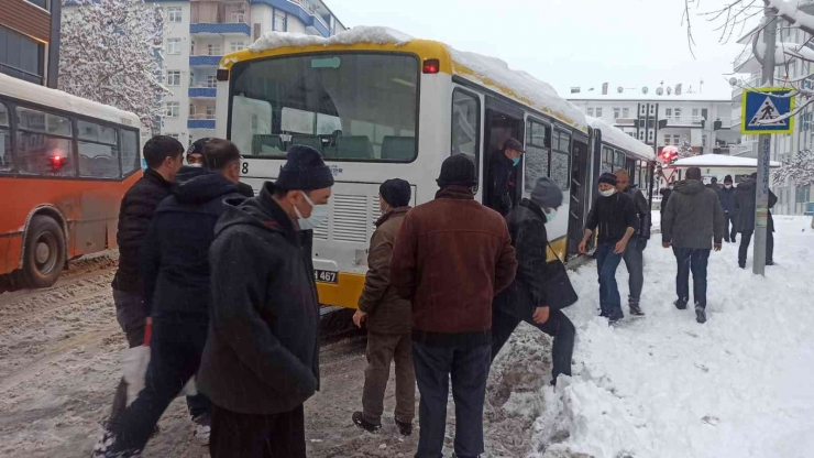 Belediye Otobüsü Yolda Kalınca İş Yolculara Düştü