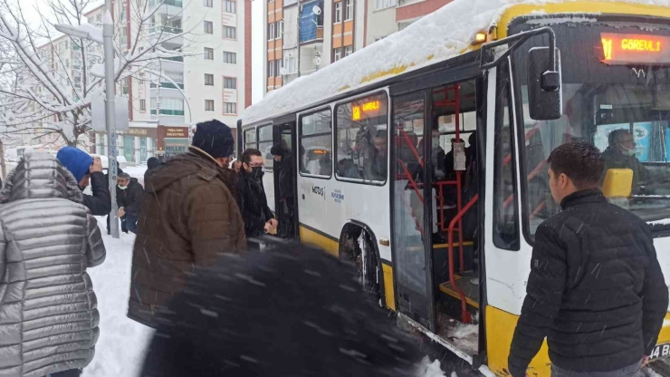 Belediye Otobüsü Yolda Kalınca İş Yolculara Düştü