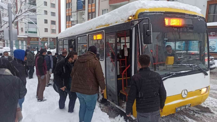 Belediye Otobüsü Yolda Kalınca İş Yolculara Düştü