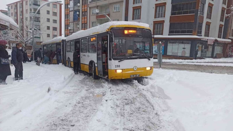 Belediye Otobüsü Yolda Kalınca İş Yolculara Düştü