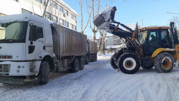 Gölbaşı İlçesinde Karla Mücadele Sürüyor