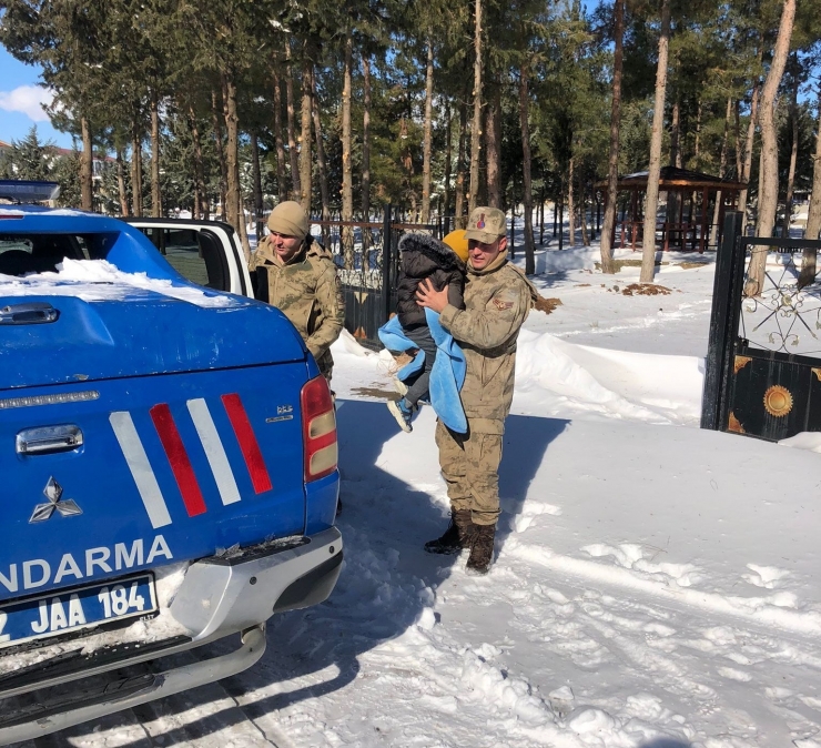 Hasta Çocuğun Yardımına Jandarma Yetişti