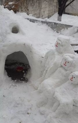 Sokak Kedileri İçin Kardan Ev Yaptılar