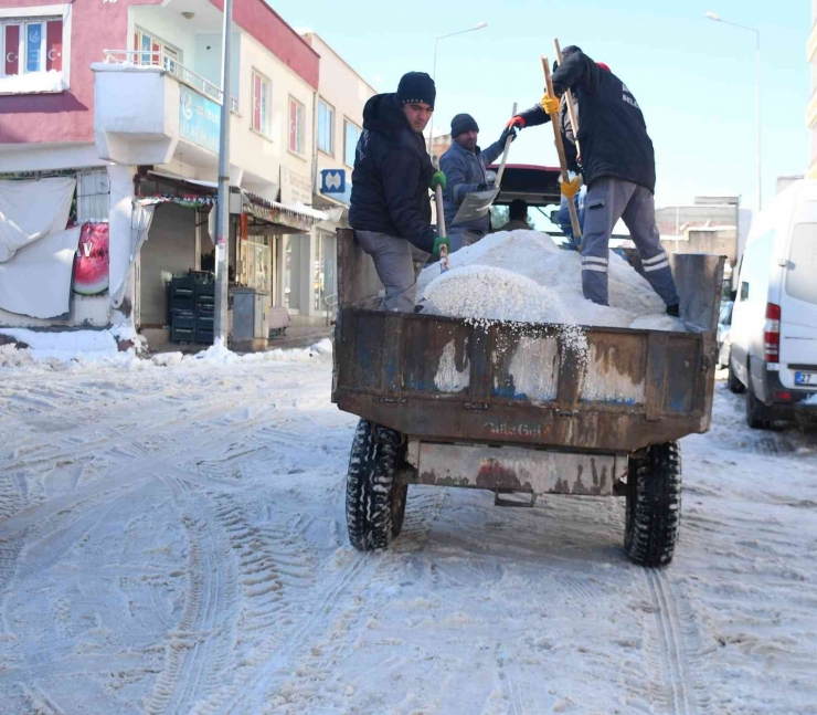 Araban’da Kar Ve Buz Temizleme Çalışmaları Sürdürüyor